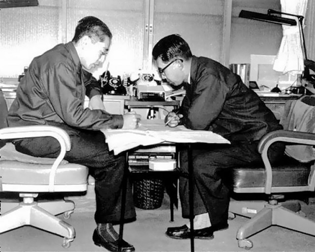 Sony started life as a radio repair shop in bomb-ravaged Tokyo in 1945, founded by Masaru Ibuka (right) and Akio Morita (left) as the Tokyo Tsushin Kogyo KK or Tokyo Telecommunications Engineering Corporation. It went on to make the first commercially successful transistor radios, using technology that US companies were largely researching for military purposes. Sony начала свою жизнь как магазин радио ремонт в бомбу разоренного Токио в 1945 году, основал Масару Ибука (справа) и Акио Морита (слева), как Токио Цусин Kogyo KK или Токио Телекоммуникации Engineering Corporation. Он пошел, чтобы сделать первый коммерчески успешный транзисторы, используя технологию, что американские компании были в основном исследования в военных целях. Фото telegraph.co.uk