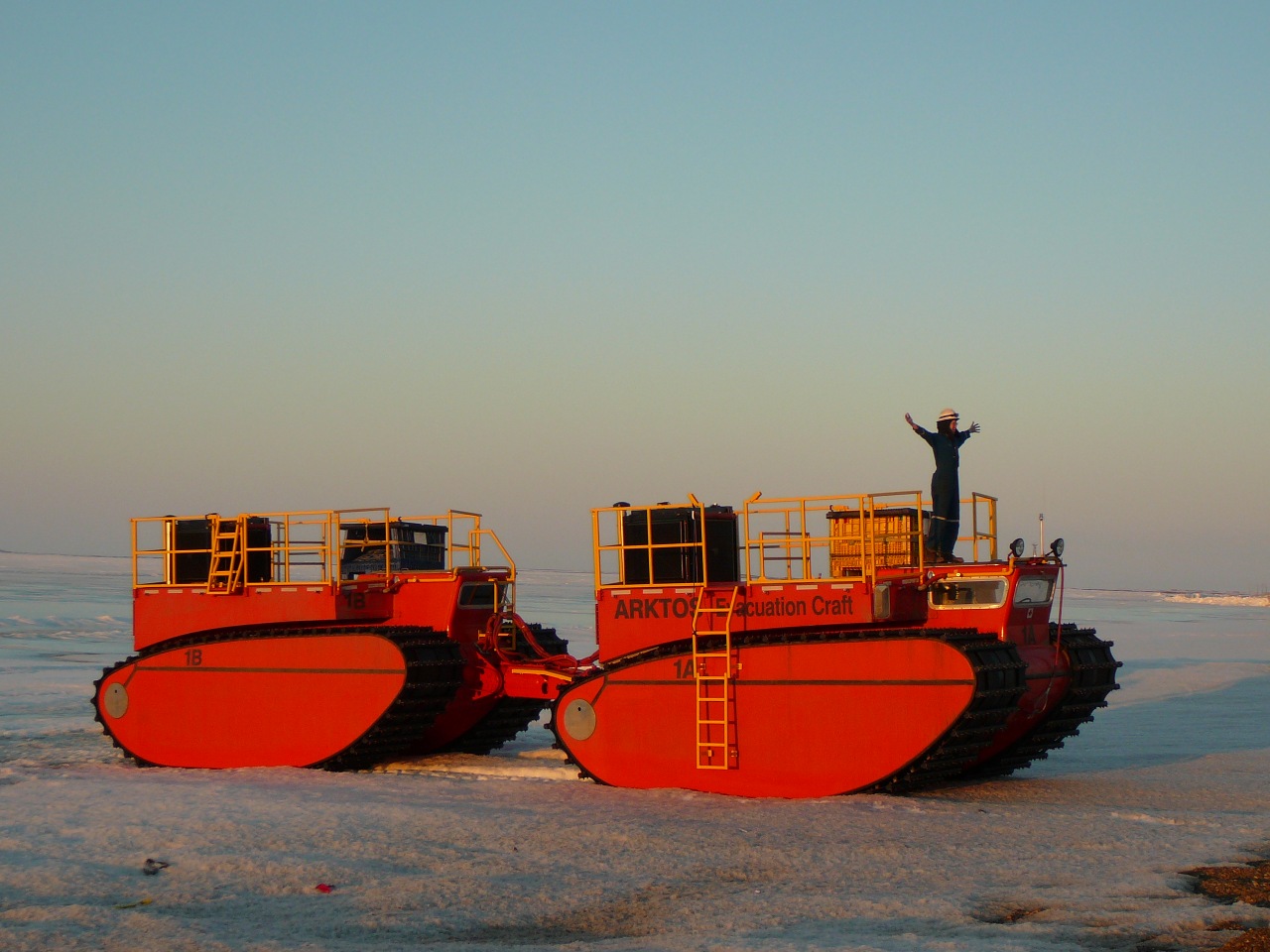 Канадский вездеход-корабль Arktos потушит пожар в пустыне и на пляжах Антарктики