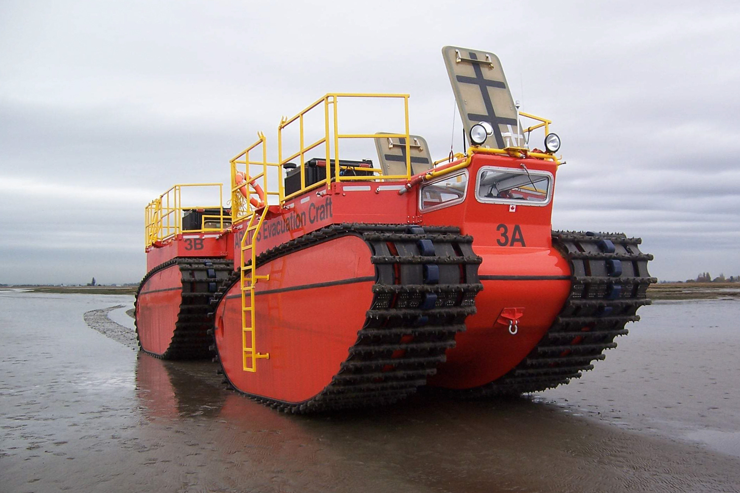 Канадский вездеход-корабль Arktos потушит пожар в пустыне и на пляжах Антарктики