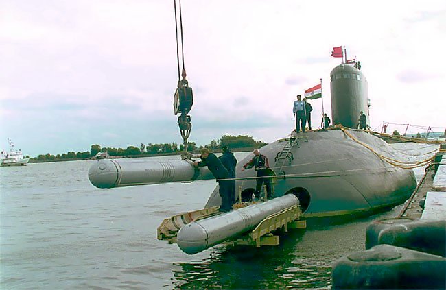 Погрузка ракет комплекса Club-S в торпедный аппарат индийской ПЛ 877ЭКМ Sindhuvijay S62 Синдувиджай, зав. 01317