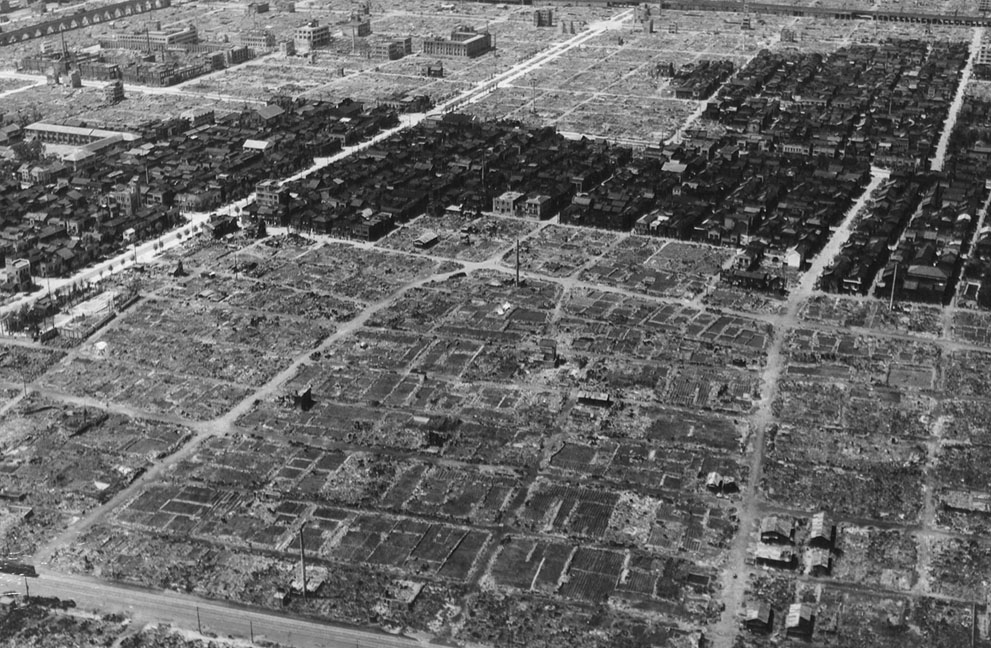 Токио, после бомбардировки 10 марта 1945 года города американцами. 300 самолетов Б-29 сбросили 1700 тонн зажигательных бомб на крупнейший город Японии, в результате чего погибло 100 000 человек. Этот авианалет был самым жестоким за всю Вторую мировую войну. 14. Вид разрушенных бомбардировкой районов Токио , 1945 год. Рядом с сожженными дотла и разрушенными кварталами - полоска уцелевших жилых домов. (USAF)