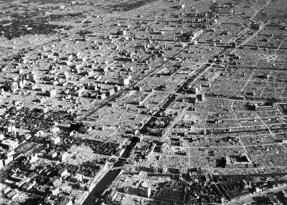 Токио, после бомбардировки 10 марта 1945 года города американцами. 300 самолетов Б-29 сбросили 1700 тонн зажигательных бомб на крупнейший город Японии, в результате чего погибло 100 000 человек. Этот авианалет был самым жестоким за всю Вторую мировую войну. 19. Разрушения в жилых районах Токио, вызванные американскими бомбардировками. Снимок сделан 10 сентября 1945 года. Уцелели только самые крепкие здания. (AP Photo)