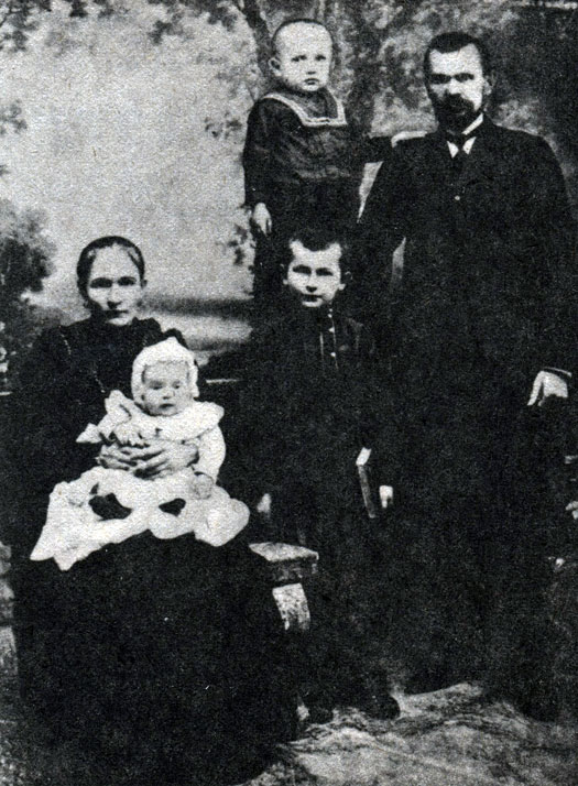 Семен Катаев (с книжкой) в кругу семьи в станице Великокняжеской