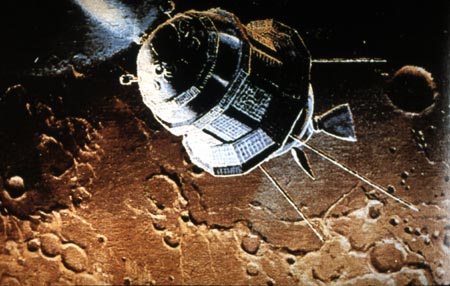 Космический зонд Луна-3 на фоне лунной поверхности.