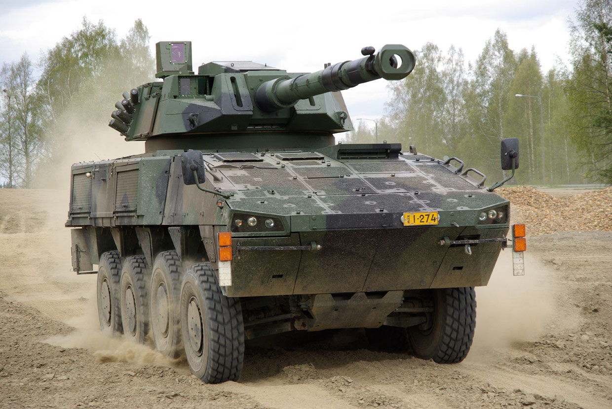 Patria AMV в варианте машины огневой поддержки с 90-мм пушкой