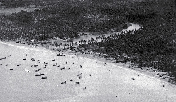 03. Части 1-й дивизии морской пехоты США высаживаются на берег у мыса Лунга.