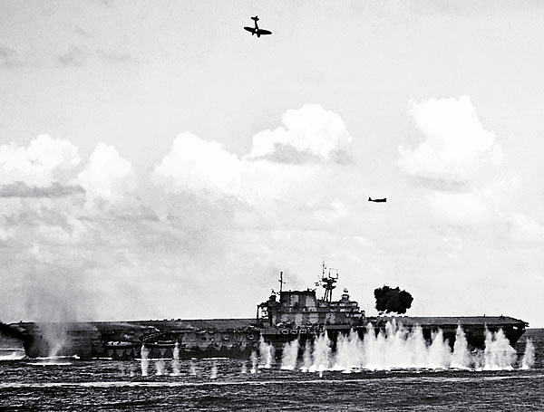 12. Тонет под японскими бомбами авианосец Hornet в бою у островов Санта-Крус.