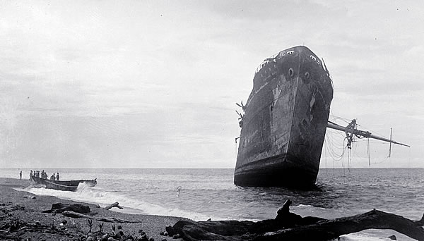 18. Японское транспортное судно, выбросившееся на камни у мыса Тассафаронга и добитое американской авиацией.