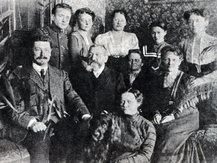 Семья Зворыкиных. Вверху слева - В. Зворыкин