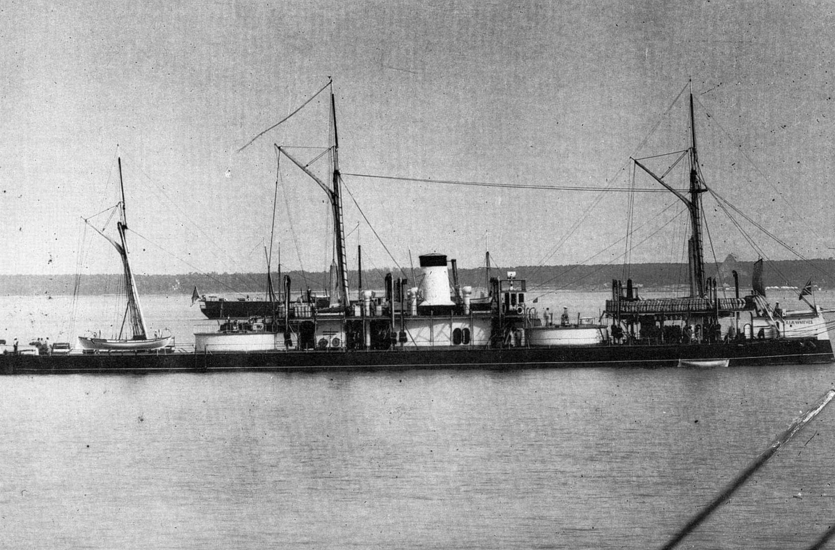 Броненосный башенный фрегат Адмирал Чичагов. 1866 - 1907. Вступил в строй в 1869. Водоизмещение 3630 т. Размерения 77.55х13.11х4.6_5.44 м