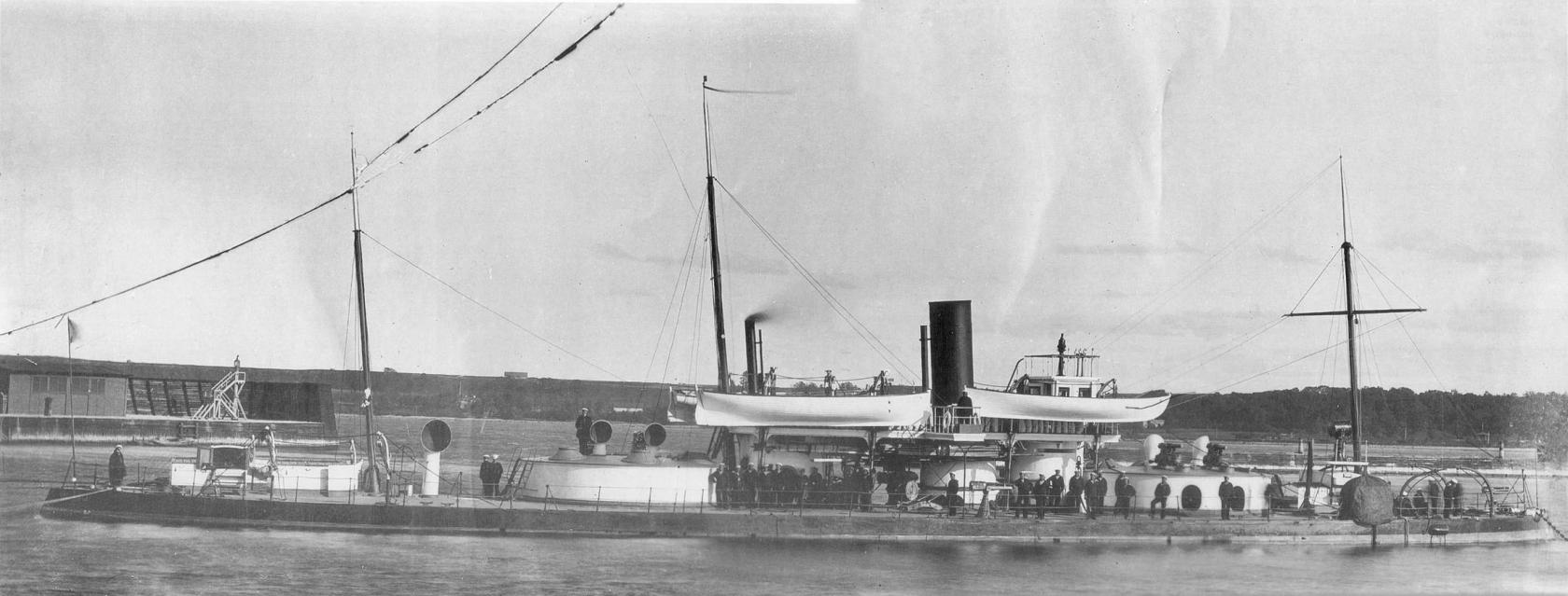 Двухбашенная броненосная лодка Чародейка. 1865-1912. Вступила в строй в 1869. Водоизмещение 1871 т. Размерения 62.9х12.8х3.35 м