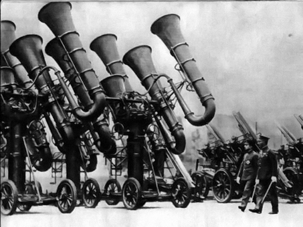 Japanese War Tubas  Pre-World War II photograph of Japanese Emperor Hirohito inspecting an array of acoustic locators, which were used prior to the invention of radar to locate aircraft. Their precise origin is unknown. Перед Второй мировой войной японский император Хирохито проверяет акустические локаторы, которые использовались до изобретения радара для обнаружения самолетов. Фото jalopyjournal.com