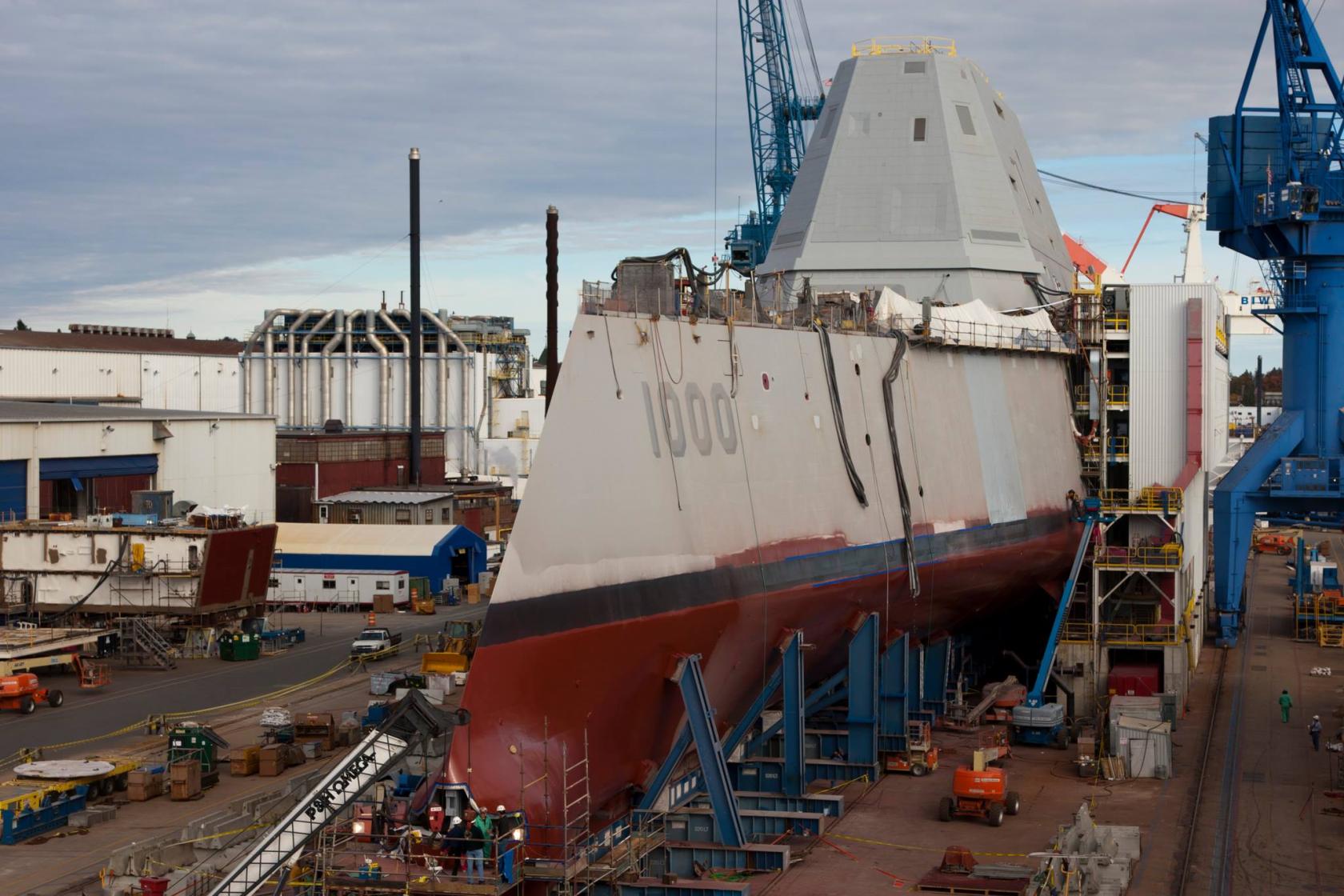 USS Zumwalt покрывается слоем краски на заводе Bath Iron. Корабль экзотический во многих отношениях, но он работает на имеющийся в наличии на рынке вычислительной технике