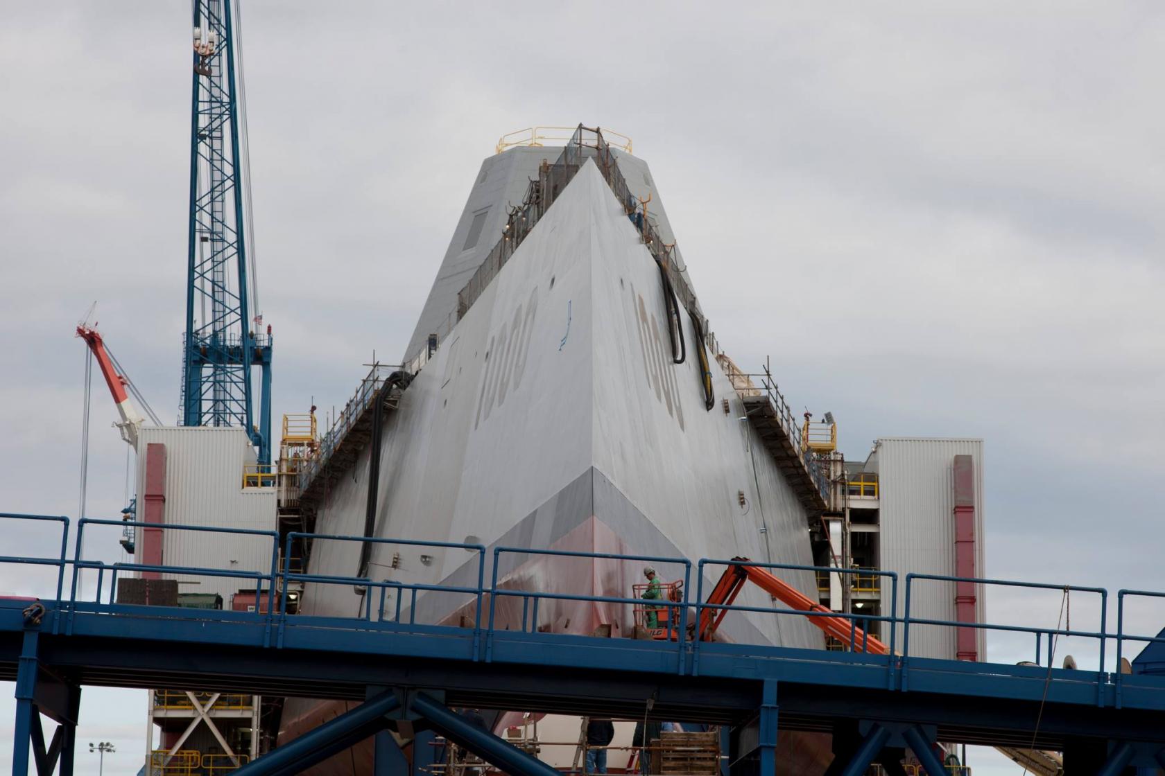 Zumwalt на металлургическом заводе в Бате. DDG-1001, USS Michael Monsoor, следующий за ним, готов более чем на 60 процентов.