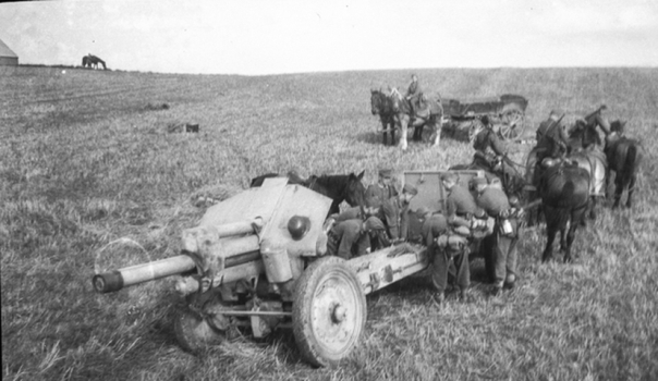 Интересное фото – та самая М-30, на гужевой тяге, но в пехотной дивизии Вермахта. Немцы с удовольствием пользовались этим замечательным орудием, но по его массе и калибру, причисляли исключительно к классу тяжёлых гаубиц