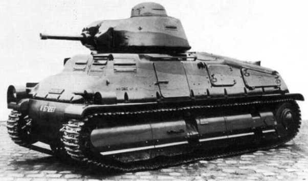 (Тот самый, считающийся лучшим французским довоенным танком S-35. Интересно, что при свей вполне почтенной массе, спокойно обходился лишь 190-сильным двигателем)