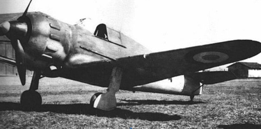 Истребитель Bloch МB.152СВ. В консолях крыла видны длинные стволы 20-мм пушек HS.404