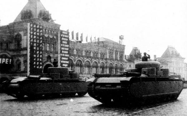 Опытные экземпляры Т-35 на параде 7 ноября 1932 года