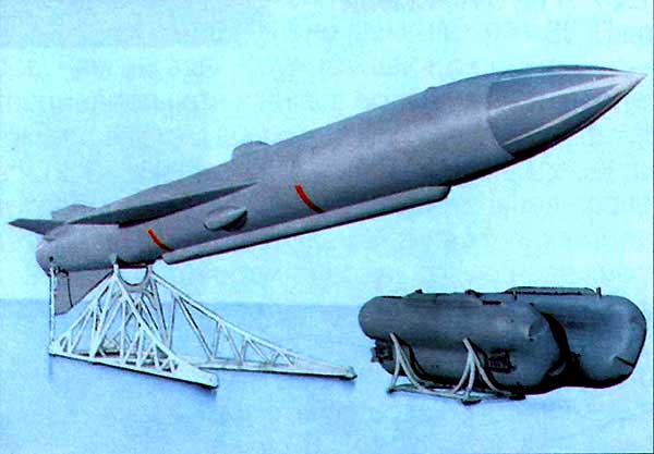 Крылатая ракета «Аметист». Справа — стартовый агрегат.