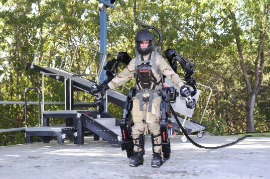 Первый парад экзоброни: экзоскелетный костюм XOS-2 фирмы Raytheon