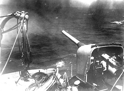 Выстрел 164-мм орудия «Шаторено». Вы видите орудийный щит, классический для кораблей этой эпохи, их орудийные расчеты были очень уязвимы и поражались осколками неся ужасные потери.