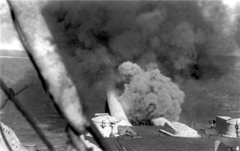 Носовые орудия «Фудзи» стреляющие в атакующие французские миноносцы и крейсера, неизвестно, был ли это выстрел, который потопил  «Инферне». Следует отметить облака дыма от выстрелов, это было серьезной проблемой для обеих сторон, так как чрезмерные клубы дыма закрывали цели.