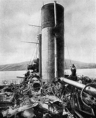Некоторые повреждения надстройки линкора «Ясима», позади трубы, большая часть их была причинена попаданиями 140-мм снарядов и одного 340-мм, который отскочил от брони, и взорвался над палубой корабля.