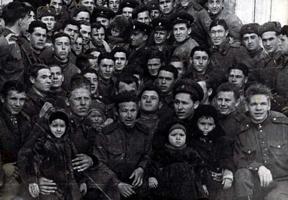 11:20 - Встреча Ю. Гагарина с личным составом дивизиона и членами семей военнослужащих.