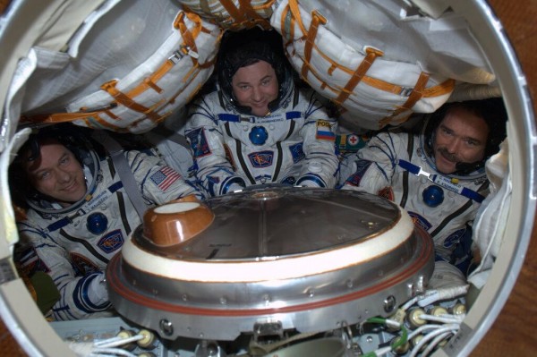 А теперь - лучшее видео интернета: астронавт поёт "Space Oddity" в космосе