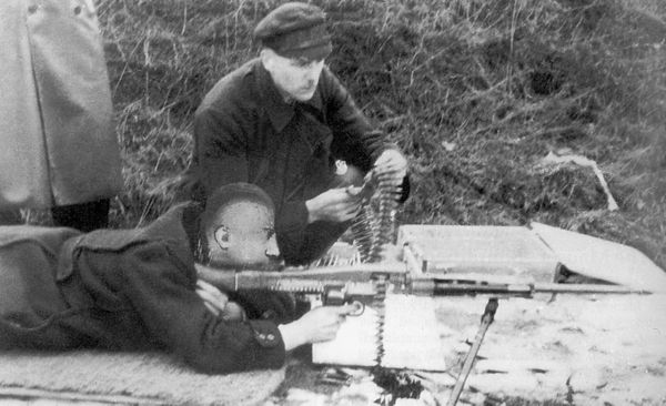 Испытания пулемёта MG42V, прототипа пулемёта MG45, в августе 1944 года. По каким-то причинам лицо стрелка на фото было заретушировано