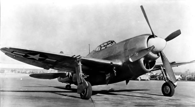 Опытный истребитель Republic XP-47J перед нанесением на его нос изображения Супермена. Обратите внимание на лопатки вентилятора охлаждения, видимые вокруг обтекателя винта внутри капота