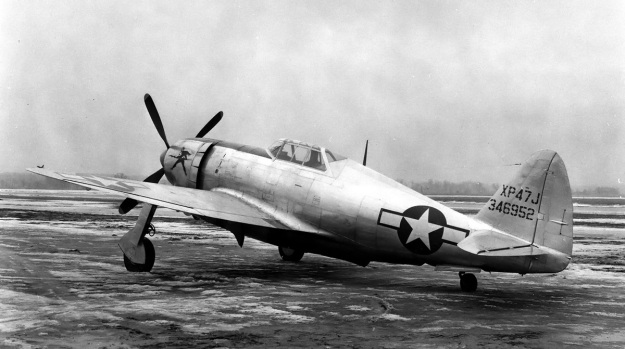 Republic XP-47J с рисунком Супермена на капоте. Отличиями от стандартного P-47 были дополнительная плексигласовая панель позади пилота и отсутствие выхлопных створок промежуточного радиатора (интеркулера) по бортам в задней части фюзеляжа