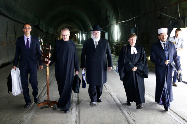 В Швейцарии открыли Сен-Готардский тоннель