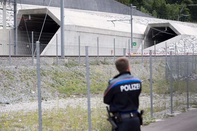 В Швейцарии открыли Сен-Готардский тоннель