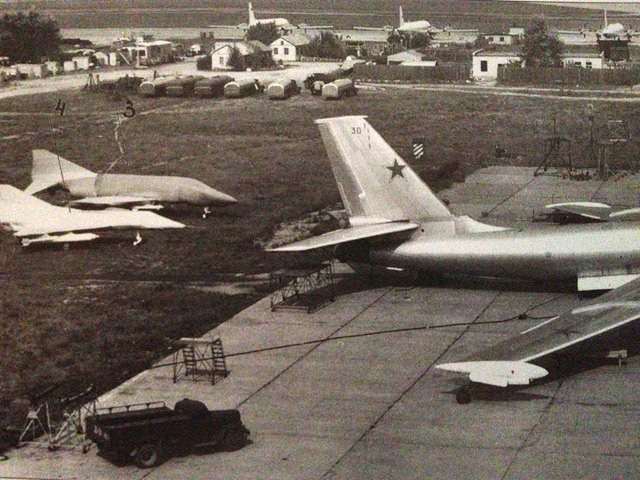 Переданный Ираном многоцелевой истребитель F-4 Phantom II под тентом (№3; рядом с ним (№4) скорее всего истребитель-бомбардировщик Mirage 5); Ахтубинск