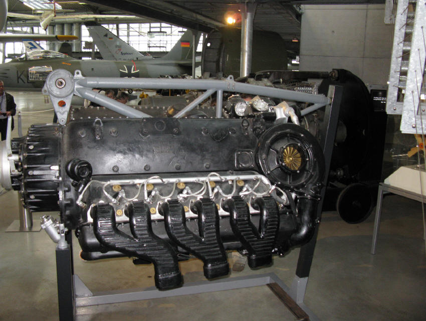 Двигатель дб. Daimler Benz DB 610. Daimler-Benz DB 606. DB 610 двигатель. Авиационный двигатель DB 605.