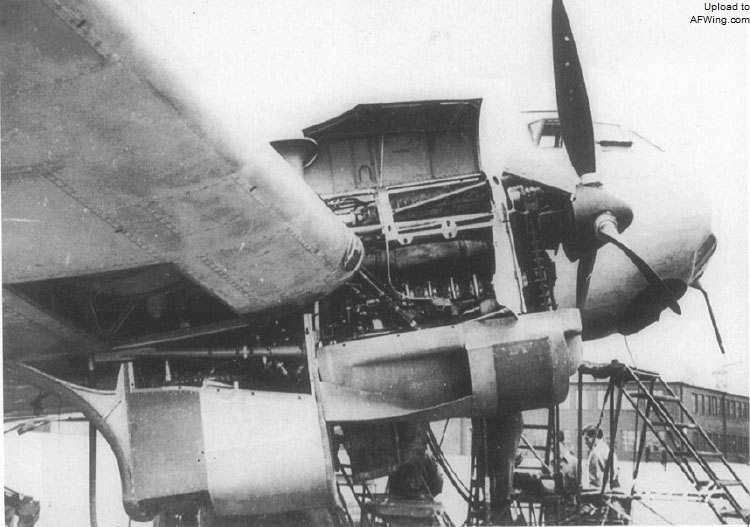 Прототип высотного разведчика/бомбардировщика Ju-86P во воемя технического обслуживания силовых установок.