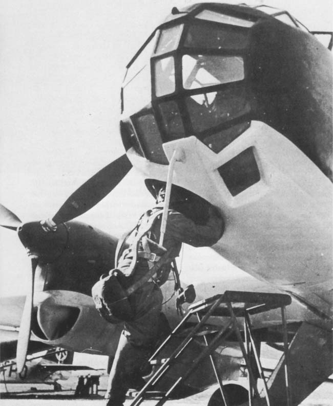 Пилот залезает в кабину высотного разведчика Ju-86P.