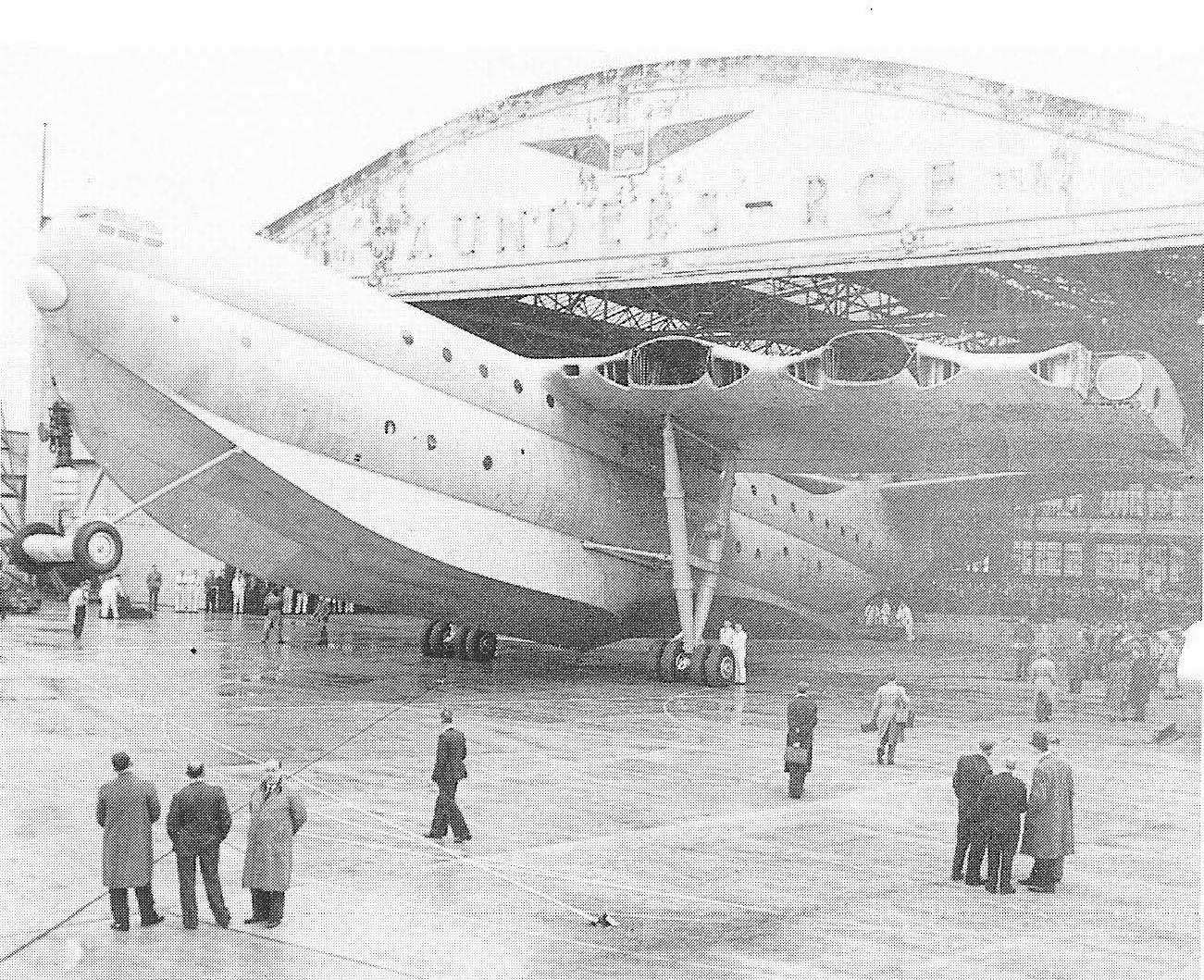 Princess G-ALUN перемещают на упрочненную бетонированная площадка перед ангаром Колумбайн. Самолет без двигателей, крыла и верхней части киля, осень 1951 года