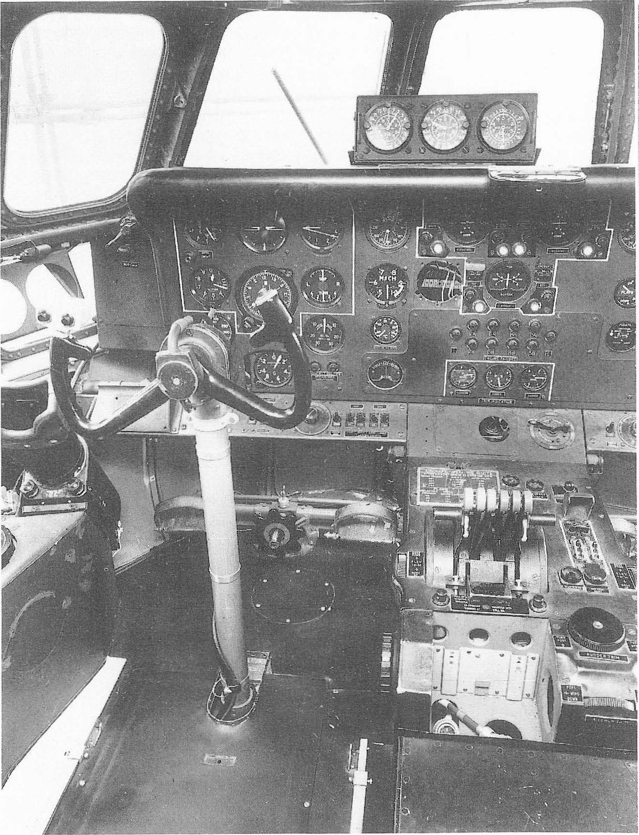 На удивление спартанские условия в кабине пилотов Princess G-ALUN. Большие панели приборов бортинженера позади и справа (AQD, Crown Copyright)