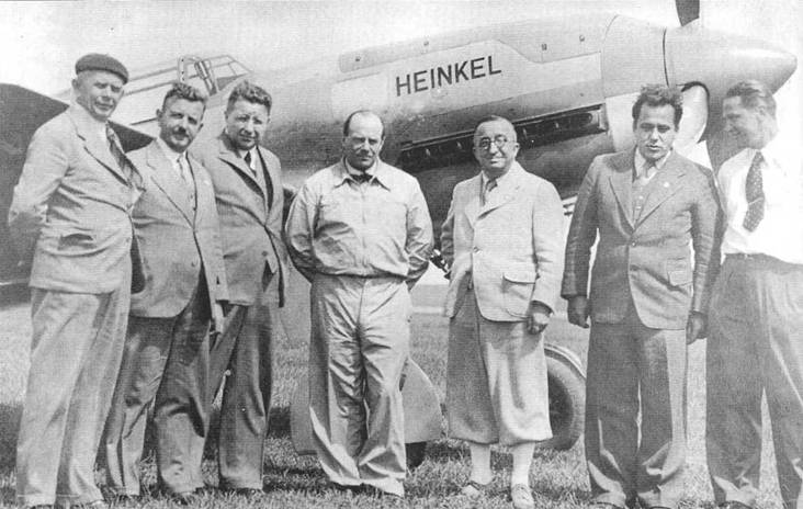 Группа сотрудников, принимавших участие в установлении мирового рекорда скорости 5 июля 1938 года. Слева направо: Йозеф Колер, Карл Шварцлер, Зигфрид Гюнтер, Эрнст У дет, Эрнст Хейнкель, Генрих Хетер, Фритйоф Хертинг, на заднем плане – самолет Не-100V2.