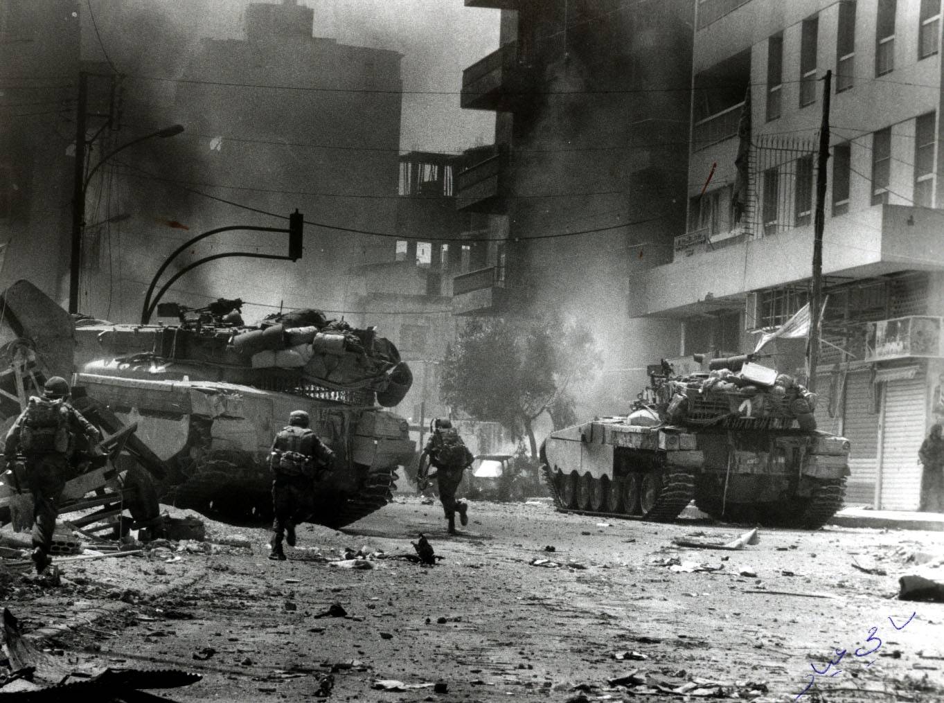 Израильские танки Меркава Мк1 ведут бой в городе. Бейрут.1982г.