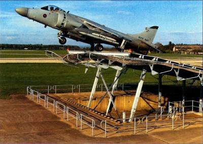 Взлет Sea Harrier FA.Mk 2s c тренировочного трамплина базы Йовилтон (Yeovilton).
