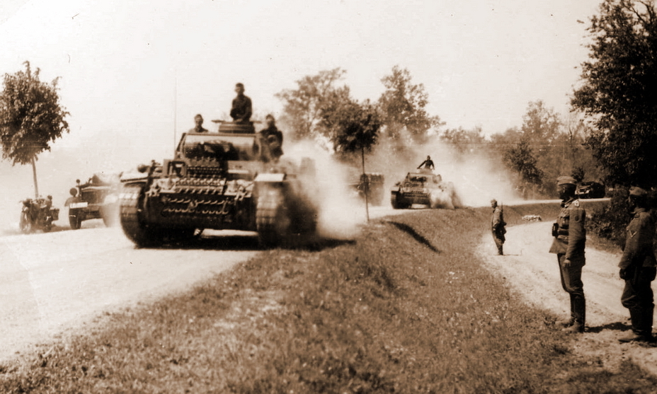 Вторжение началось! Колонна танков Pz.Kpfw.III пылит по дороге под ослепительным летним солнцем