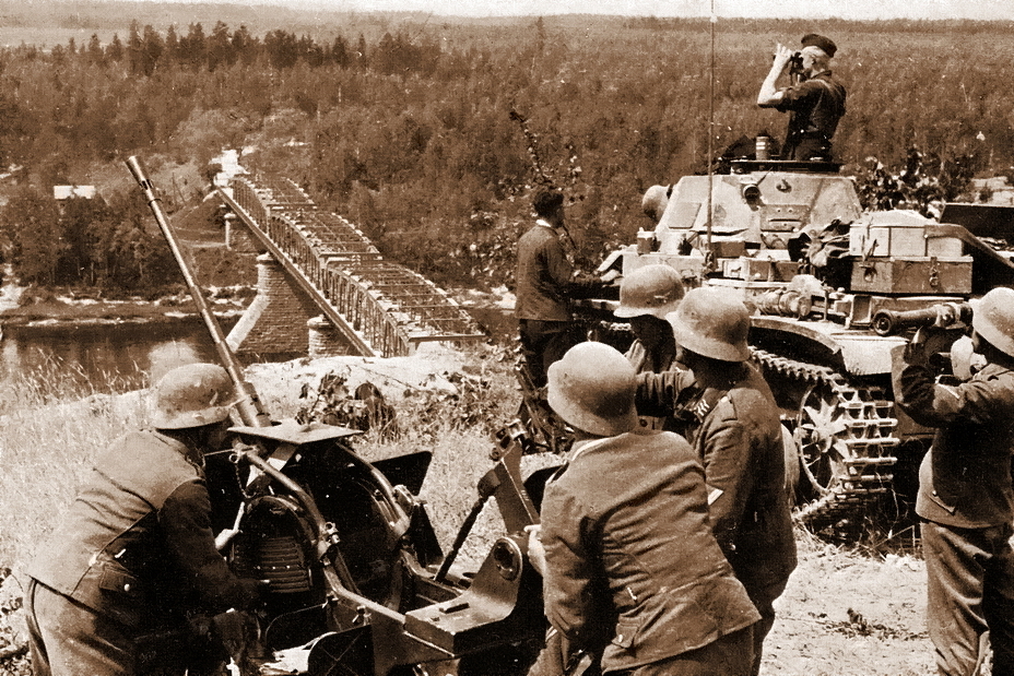 Немецкий лёгкий танк Pz.Kpfw.II и расчёт 20-мм зенитного орудия у моста через Неман у Алитуса