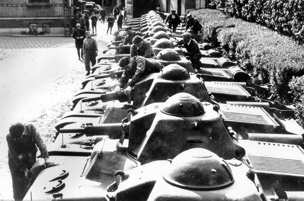 Сдача партии H 39 с орудиями SH 38, весна 1940 года. Эти танки уже оснащены хвостами, на которых крепился запасной каток и ящик ЗИП