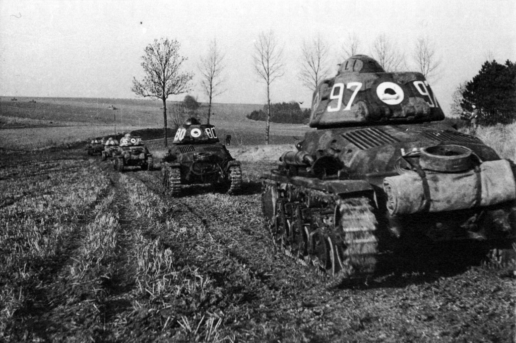 H 35 выдвигаются к линии фронта. Арденны, май 1940 года