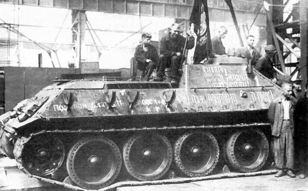 Сборка первых СУ-85, август – сентябрь 1943 года. На машине можно видеть различные слоганы, включая «Для разгрома Тигров!»