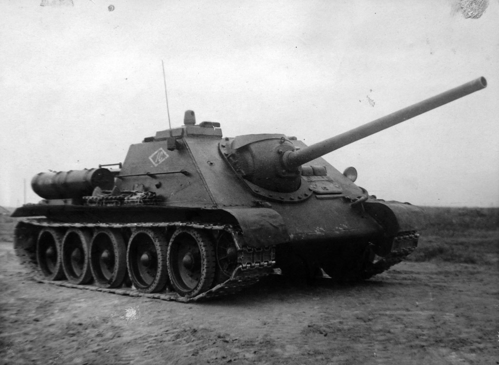 Такой СУ-85 стала со второй половины сентября 1943 года. Исчезли «реснички» на пистолетных портах, а также изменились рымы на неподвижной бронировке орудийной установки