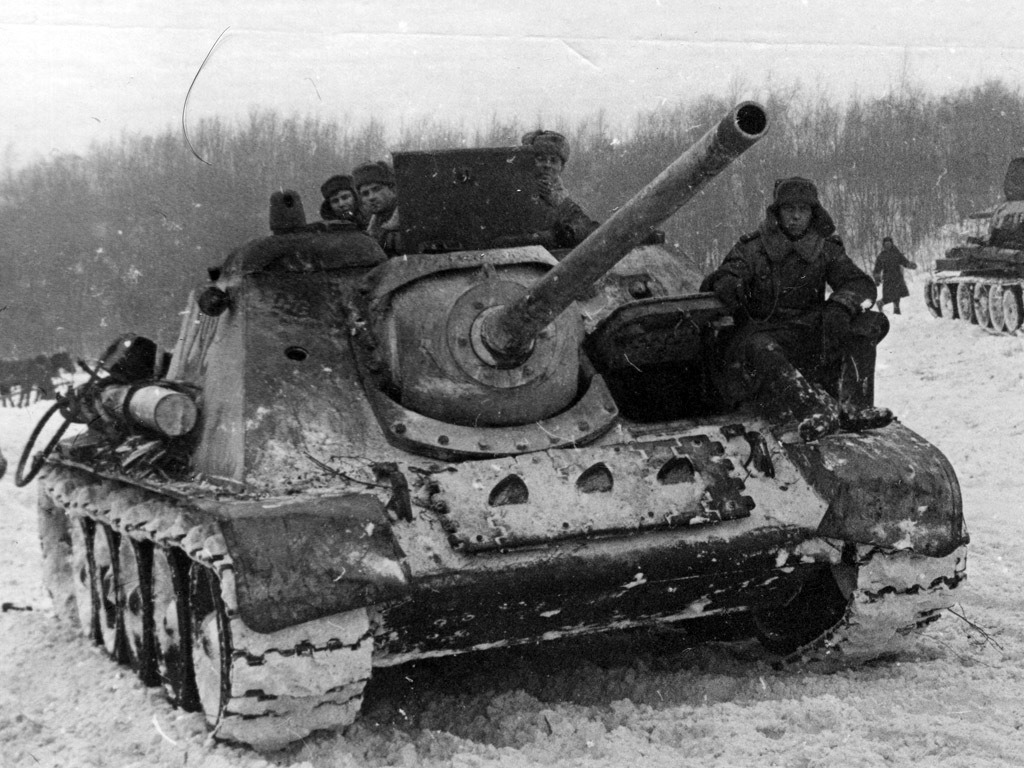 Такой СУ-85 стала к концу 1943 года. Бронировка орудия крепится на 6 болтах, видны новые поручни и дополнительные траки на лобовом листе корпуса